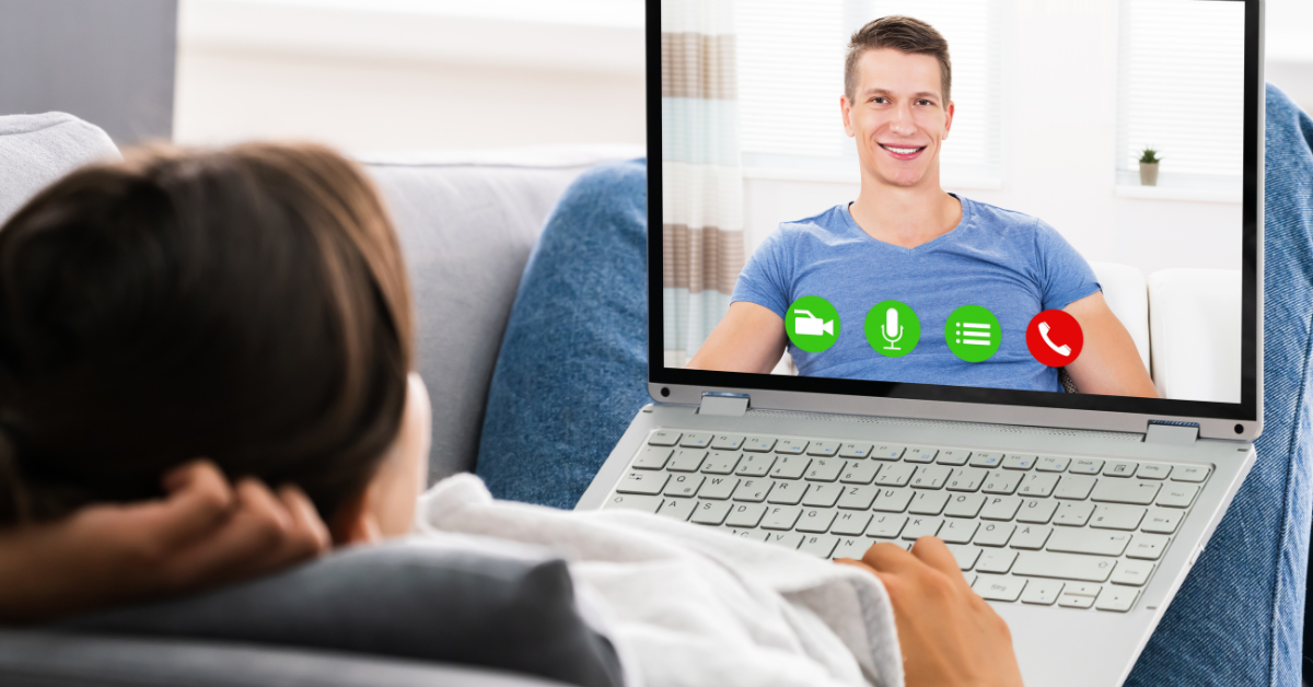 Videohovor medzi ženou a šťastným mužom ukazuje, že aj online komunikácia môže byť zdravá a vyvážená